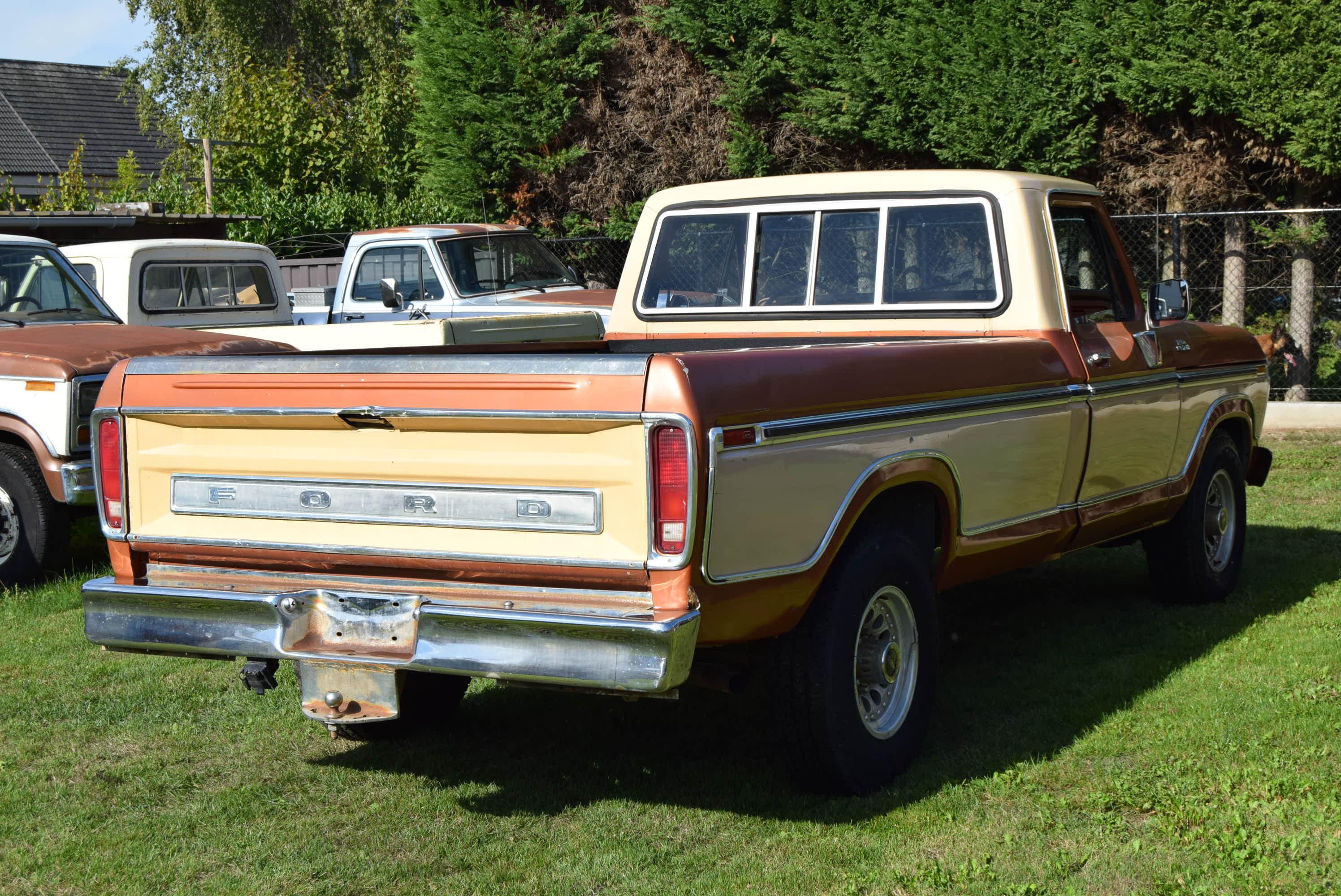 Ford F-250 CUSTOM 6..6L V8 400CID