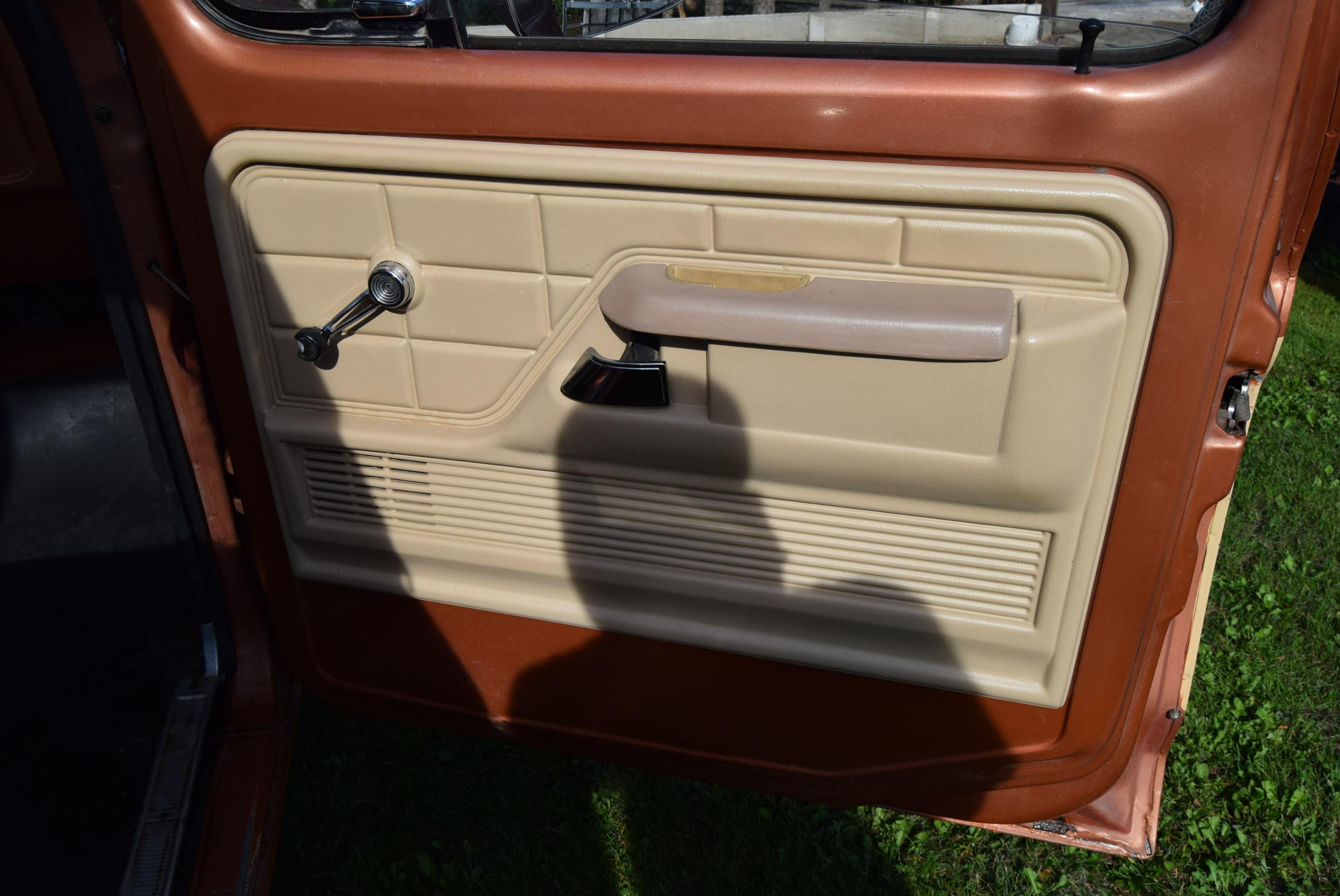 Ford F-250 CUSTOM 6..6L V8 400CID