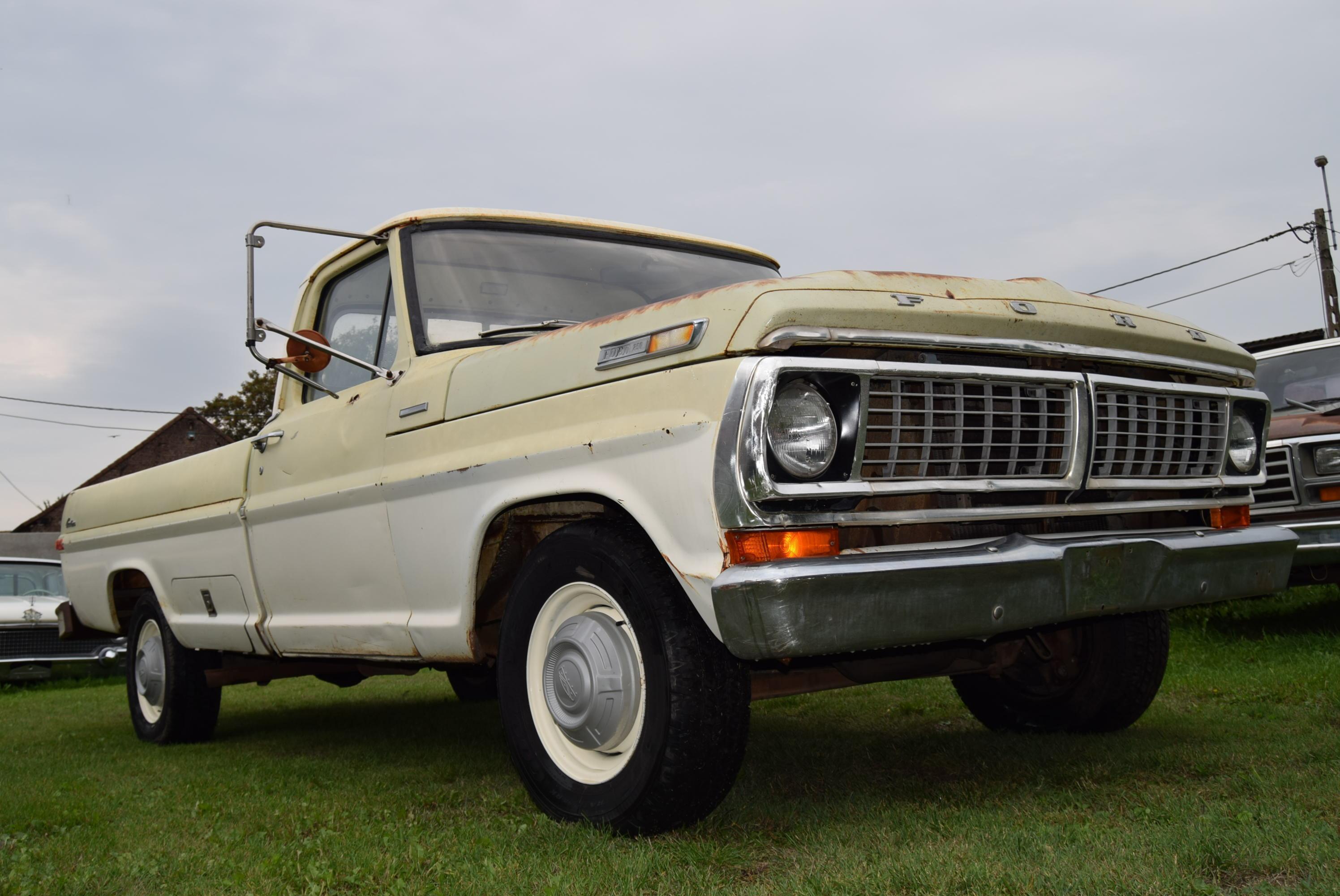 Ford F-250 5.9L V8 360CID